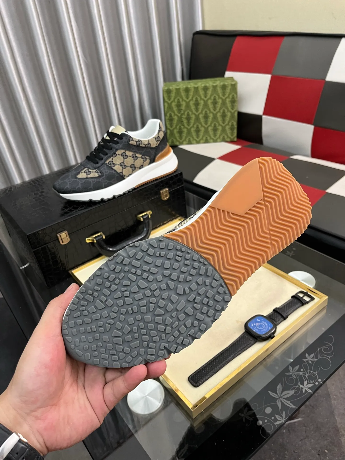 Men's shoes 💰438⌚️⌚️Gucci •Gucci original quality.~ Unique modern style sneakers. 🏃A must-have casual shoe for trendy men😍😍 Original brand imported from Italy, imported original leather, sheep lining (refuses to discolor and grind feet) Sole: Original sole provided by the original factory, French lazy style design ⚠️Fit to the feet, original quality, super comfortable original sole. Just like shooting the real thing 🎬The real thing is better, code number: 38-443️⃣colors available